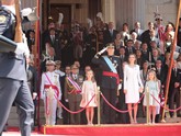 Desfile militar ante la Familia Real en el exterior del Congreso