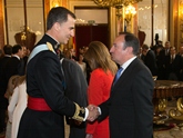 S.M. el Rey saluda a Pedro Sanz, Presidente de La Rioja.
