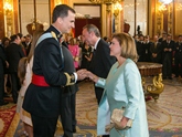 S.M. el Rey don Felipe VI saluda a María Dolores de Cospedal, Presidenta de la Junta de Castilla-La Mancha