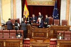 Recuento de votaciones efectuado por el Presidente de la Mesa de Edad, Agustín Zamarrón Moreno, el Secretario General del Congreso de los Diputados y los Secretarios Adjuntos