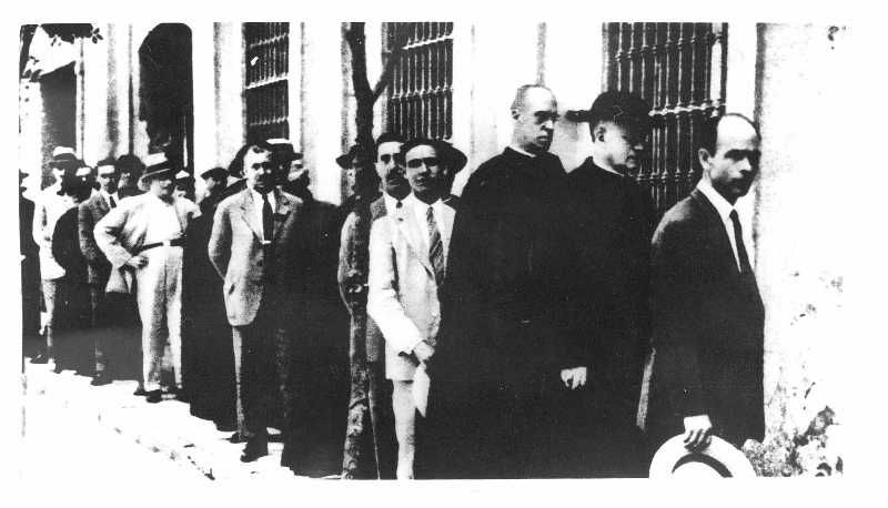 Elecciones del 28 de junio de 1931 en Sevilla. El cardenal Ilundain y otros ciudadanos aguardan para votar. Mundo Gráfico