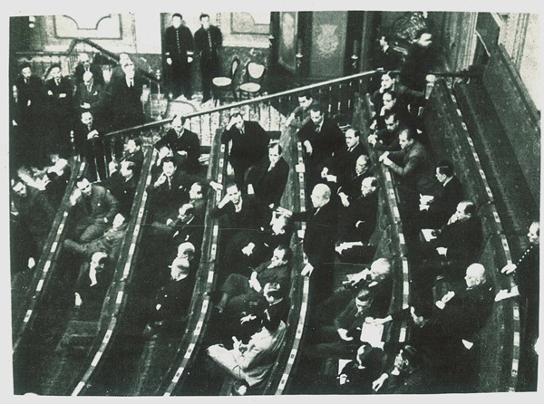 Vista parcial del salón de sesiones durante un pleno. Fotografía publicada en Histoire de la Revolution Nationale Espagnole, París, 1939, pág. 68.