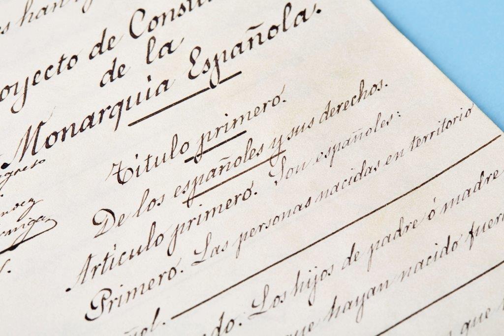 Jura de la Constitución de 1876 por la Reina regente M.ª cristina de Habsburgo. La reina viuda de Alfonso XII es acompañada por las Infantas Mercedes y Teresa. La Constitución es sostenida por su artífice Cánovas (Presidente del Gobierno), y el texto del juramente por el conde de Toreno (Presidente del Congreso). Sesión en el Congreso de 30 de diciembre de 1885. Obra de Francisco Jover y Joaquín Sorolla, 1890-1897. Senado, Madrid