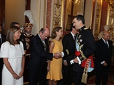 S.M. el Rey don Felipe VI saluda a los Ministros de Economía y Competitividad Luis de Guindos y de Sanidad y Servicios Sociales, Ana Mato
