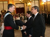 La Familia Real saludando a los ex presidentes del Gobierno, Felipe González, José María Aznar y José Luis Rodríguez Zapatero