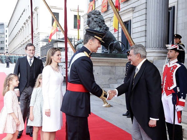El Excmo. Sr. D. Posada, Presidente del Congreso, saluda a S. M. el Rey don Felipe VI y a la Familia Real, en el exterior del Palacio