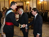 La Familia Real saludando a Felipe González y José María Aznar