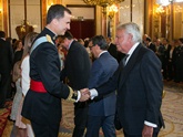 S.M. el Rey don Felipe VI saluda a Felipe González.