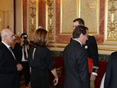 S.M. el Rey don Felipe VI saluda a la portavoz del Grupo Socialista, Soraya Rodríguez Ramos