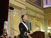 S.M. el Rey don Felipe VI mirando a las Tribunas