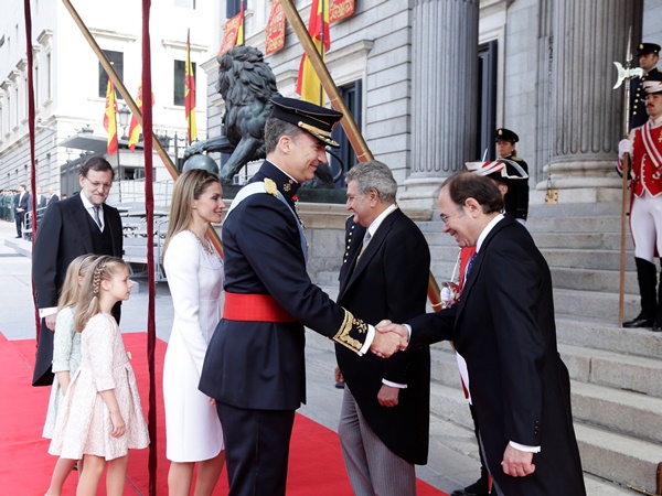 El Excmo. Sr. D. Pío García-Escudero, Presidente del Senado, saluda a S. M. el Rey don Felipe VI y a la Familia Real, en el exterior del Congreso