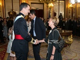 S.M. el Rey don Felipe VI saluda a Rosa Díez González, Secretaria General de UPyD.
