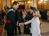 S.M. el Rey saluda a Ana Oramas, portavoz de Coalición Canaria (Grupo Mixto)
