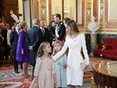 SS.MM. los Reyes y SS.AA.RR. la Princesa Leonor y la Infanta Sofía en el Salón de Conferencias al término de la sesión