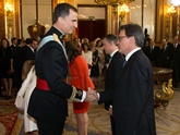 : S.M. el Rey don Felipe VI saluda a Artur Mas, Presidente de la Generalitat