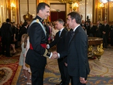 S.M. el Rey saluda a Alberto Núñez Feijoo, Presidente de la Junta de Galicia.