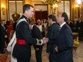 S.M. el Rey saluda a Ignacio Diego, Presidente de Cantabria.