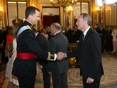 S.M. el Rey saluda a Alberto Fabra, Presidente de la Comunidad Valenciana