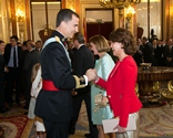 : S.M. el Rey saluda a Yolanda Barcina, Presidenta de la Comunidad Foral de Navarra