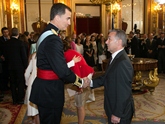 S.M. el Rey saluda a Paulino Rivero Baute, Presidente del Gobierno de Canarias