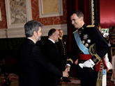 S.M. el Rey saluda al presidente del CGPJ, Carlos Lesmes.