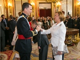 S.M. el Rey saluda a Luisa Fernanda Rudi, Presidenta del Gobierno de Aragón