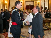 S.M. el Rey Felipe VI saluda a José Antonio Monago, Presidente de la Junta de Extremadura.
