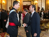 S.M. el Rey saluda a José Ramón Bauzá, Presidente de las Islas Baleares