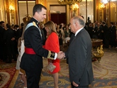 S.M. el Rey saluda a Alberto Garre López, Presidente de la Región de Murcia.