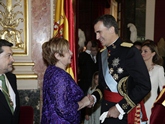 S.M. el Rey saluda a los vicepresidentes primera y segundo del Congreso, Celia Villalobos y Javier Barrero.