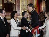 Los vicepresidentes tercera y cuarto, Dolors Montserrat y Jordi Jané, saludan a SS.MM. los Reyes