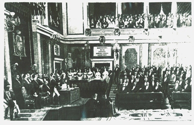 La jura de la Constitución Española ante las Cortes por el Rey Amadeo de Saboya. Detalle de la cartela en el que aparece el nombre de Mariana Pineda. 