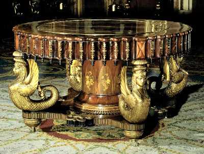 Mesa de estilo imperial, del siglo XIX, con tablero de ágata, chapeada en diferentes madera y marquetería, metal y nácar. 