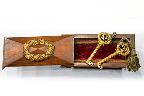 Caja de caoba donde se guardan las llaves de la caja de plomo que custodian los restos de los héroes del Dos de Mayo: Daoíz y Velarde, ACD