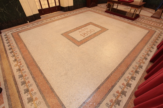Mosaico restaurado en el 2009, del vestíbulo del Palacio del Congreso de los Diputados