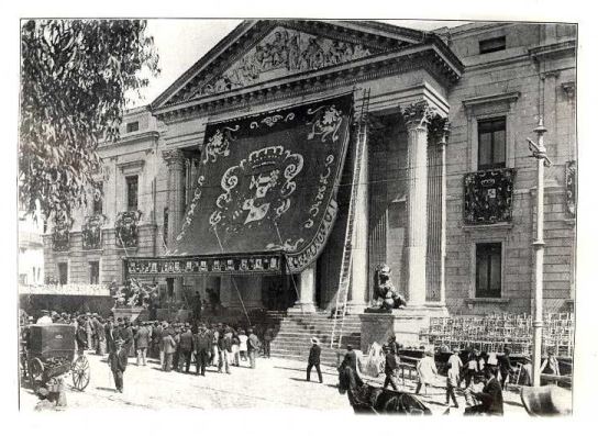 Fachada principal del Congreso de los Diputados el día de la jura de la Constitución del rey Alfonso XIII (17 de mayo de 1902)