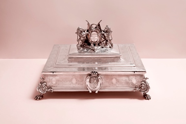 Caja de plata que conservaba la Constitución de 1869. Imagen: Federico Reparaz