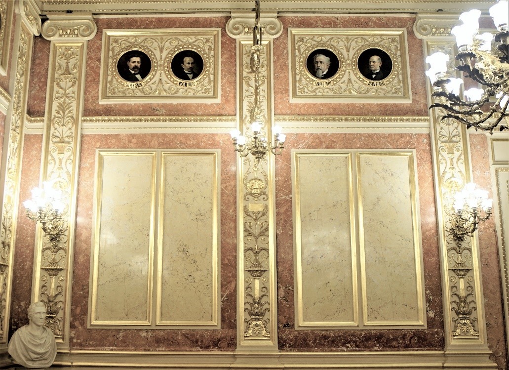 Detalle de una de las paredes del Salón de Conferencias, con los estucos imitando mármol y los relieves de escayola dorados, restaurados con motivo de la Jura de Alfonso XII bajo la dirección del escultor Mariano Benlliure