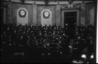 Fotografía del período de la II República que da cuenta de la ubicación de la lápida de D. Eduardo Dato en el salón de sesiones