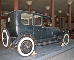 Fotografía del exterior del coche en el que fue asesinado Eduardo Dato. Museo del Ejército