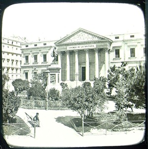 Vista de la Plaza de las Cortes en 1887, con la Estatua de Cervantes esculpida por Antonio Solá