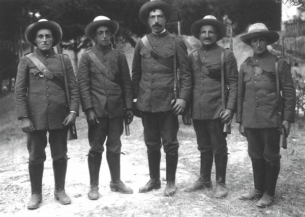 Primeros Guardas Forestales del Parque Nacional de Covadonga. De izquierda a derecha, Toribio Casares de Cordiñanes, José García Pérez de Amieva, Ramón Alonso de Soto de Cangas, Ezequiel Díaz Caneja de Soto de Sajambre y Feliciano Guerra de Caín. (Fotografía cedida por Casimiro Rojo).