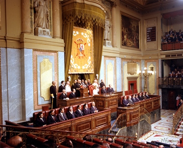Fotografía de la sesión de apertura de la Legislatura Constituyente (27 de febrero de 1977) donde se aprecia el recién instalado panel electrónico de votación. Archivo del Congreso de los Diputados (ACD).