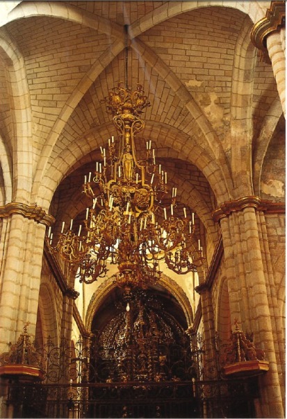 Lámpara de bronce del Salón de Sesiones, hoy en la Catedral de Badajoz