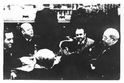 Manuel Azaña e Indalecio Prieto en el bar del vestíbulo del Palacio del Congreso