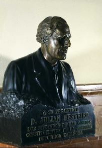 Busto de bronce de Julián Besteiro, obra de Gabriel Borrás y Abella. Leyenda del pedestal: A su Presidente D. Julián Besteiro los Diputados de las Cortes Constituyentes de la segunda República Española