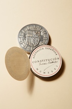 Imagen de constitución de 1931 en plata con formato tipo  polvera. 