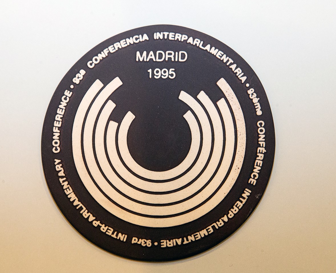 Objeto que se regaló a los participantes en la 93ª Conferencia Interparlamentaria celebrada en Madrid en 1995
