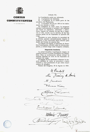 Detalle de firmas, entre ellas de Clara Campoamor