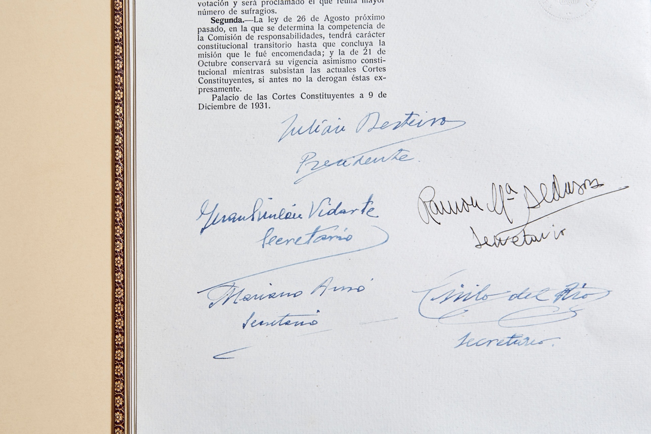 Constitución original de 1931, firma de Julián Besteiro, Presidente y los Secretarios.